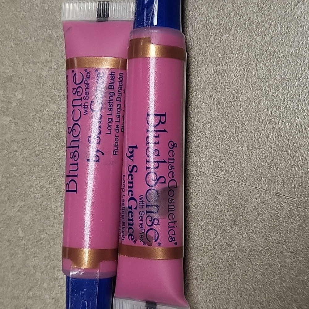 Senegence cream blush, new in pkg, pink berry in color